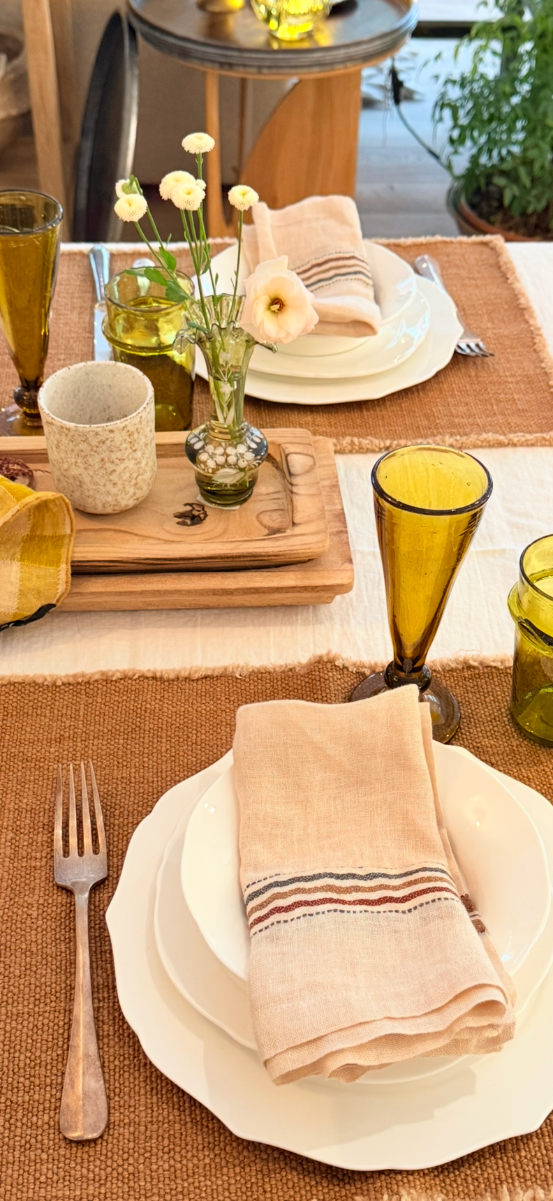 Servilleta de lino Perry – Multi Stripe en roble y cerámica de LIBECO - detalle | Nomad Interiors