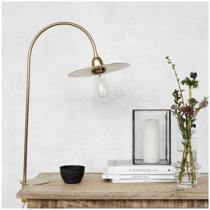 Lámpara de mesa de latón de Nomad Home - detalle