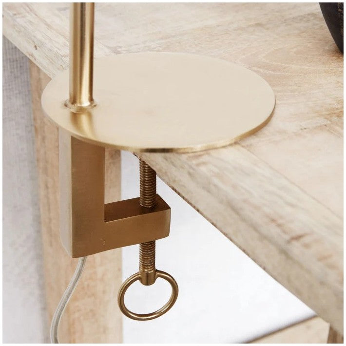 Lámpara de mesa de latón de Nomad Home - ambiente