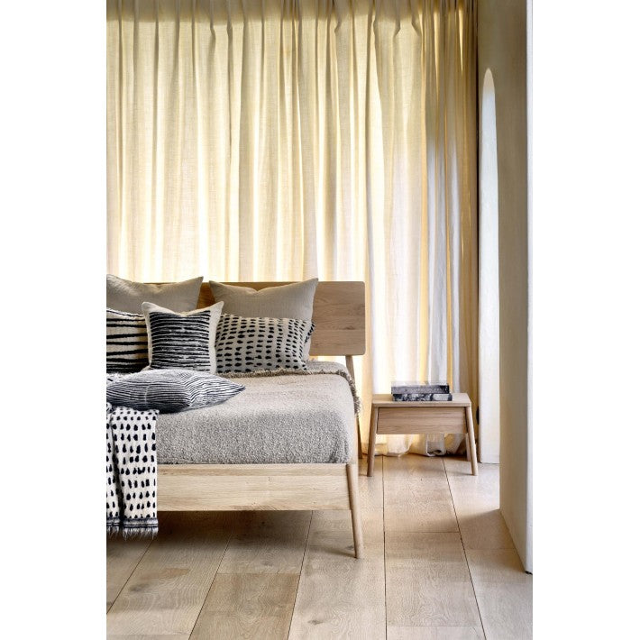 Mesita de noche Air en roble y madera de Ethnicraft - detalle | Nomad Interiors