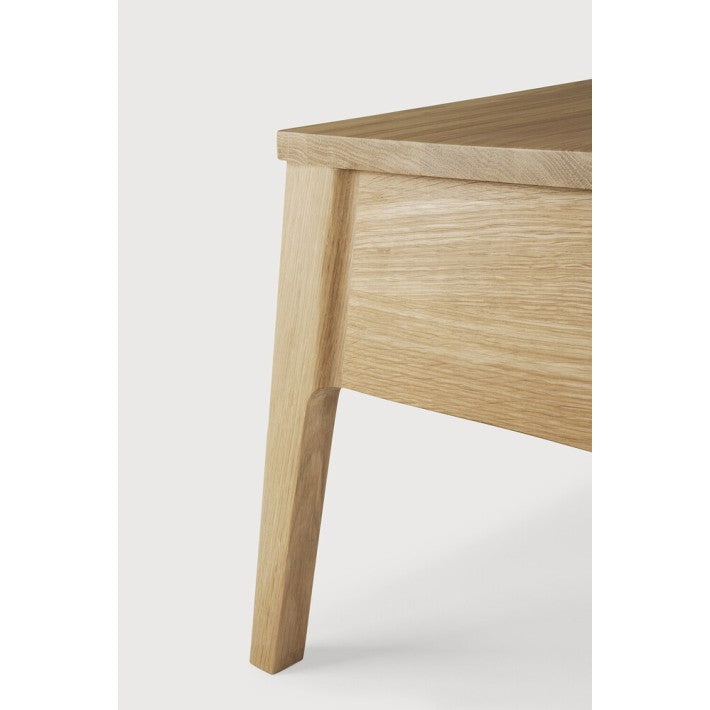Mesita de noche Air en roble y madera de Ethnicraft - vista 6 | Nomad Interiors