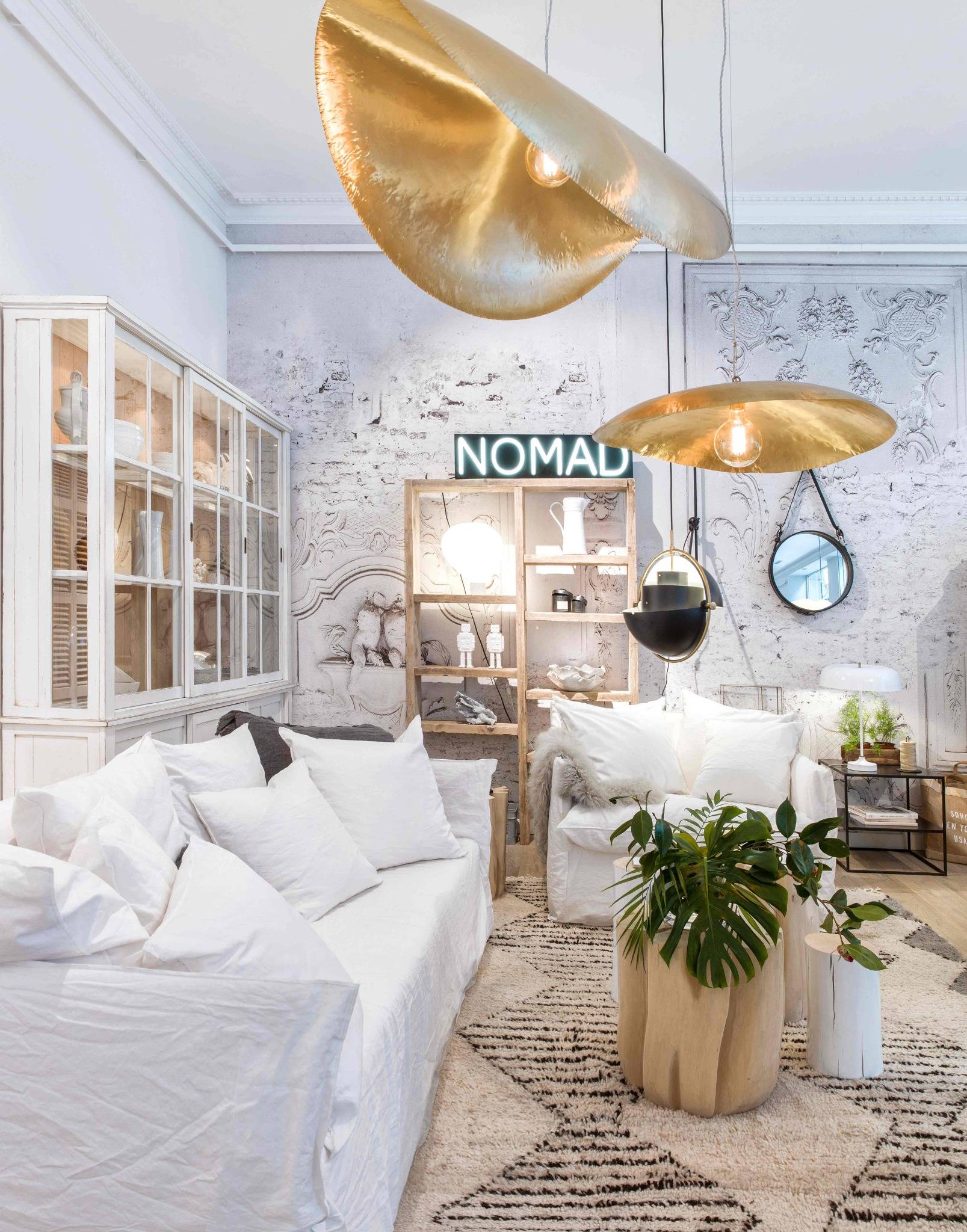 Proyecto de interiorismo Nomad Studio — salón con paleta natural y luz cenital