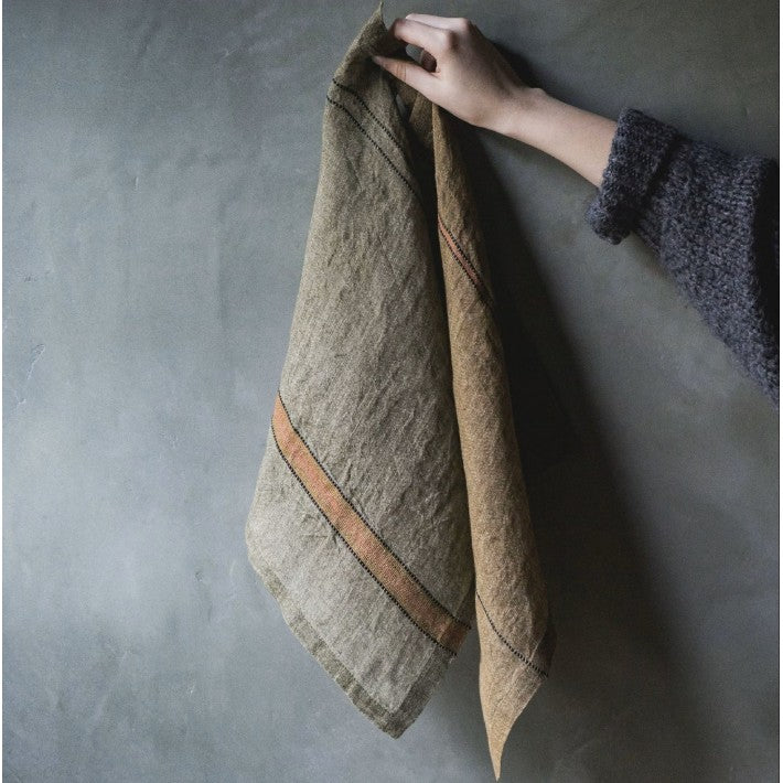 Servilleta de lino Marie – Bronze Stripe de LIBECO - detalle | Nomad Interiors