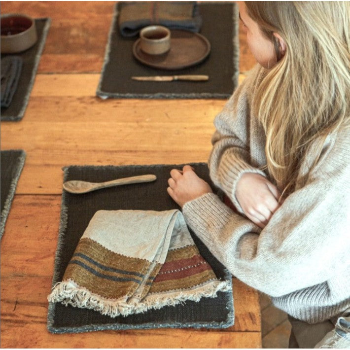 The Belgian Table Throw Napkin Hillside en lino y cuero de LIBECO - detalle | Nomad Interiors