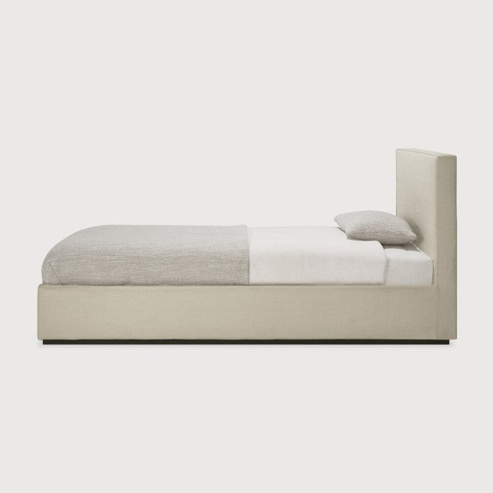 Cama Revive en lino de Ethnicraft - vista lateral | Nomad Interiors