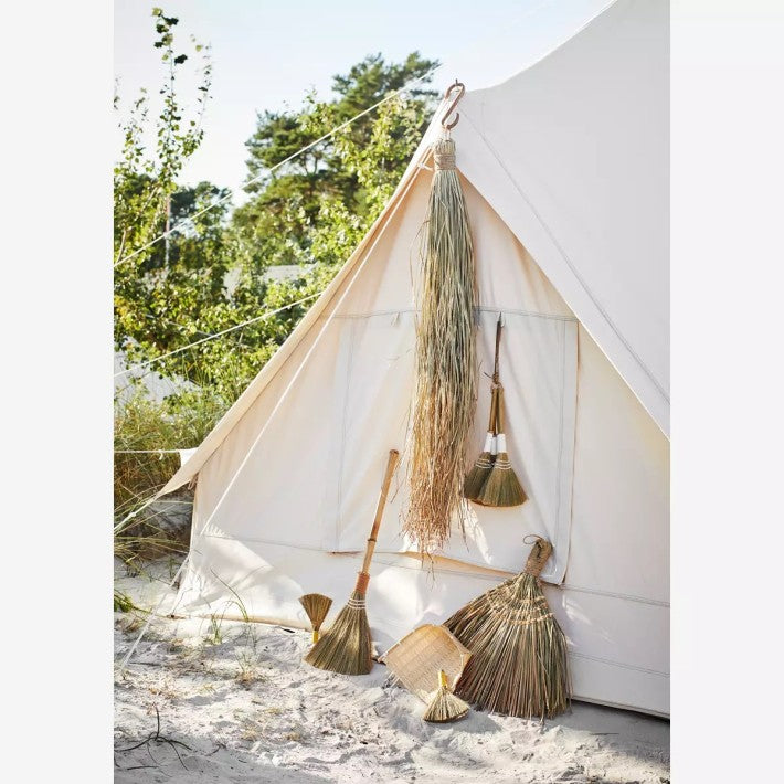 Rattan Rug Beater en ratán de Nomad Home - detalle