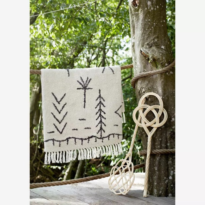 Rattan Rug Beater en ratán de Nomad Home - vista lateral
