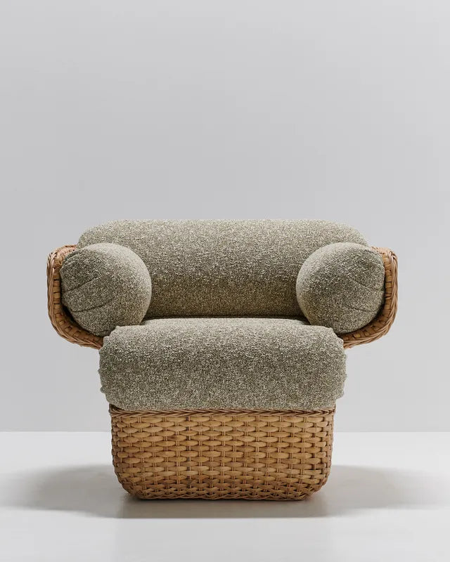 Basket Lounge Chair en ratán y acero de Gubi - vista lateral | Nomad Interiors
