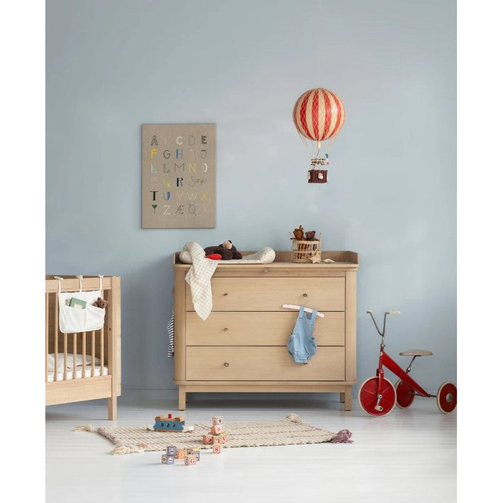 Cómoda infantil en roble con 3 cajones de Oliver Furniture - textura | Nomad Interiors