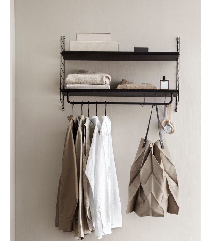 String – Estante metal zapatero 78×30 en acero de String Furniture - vista lateral | Nomad Interiors