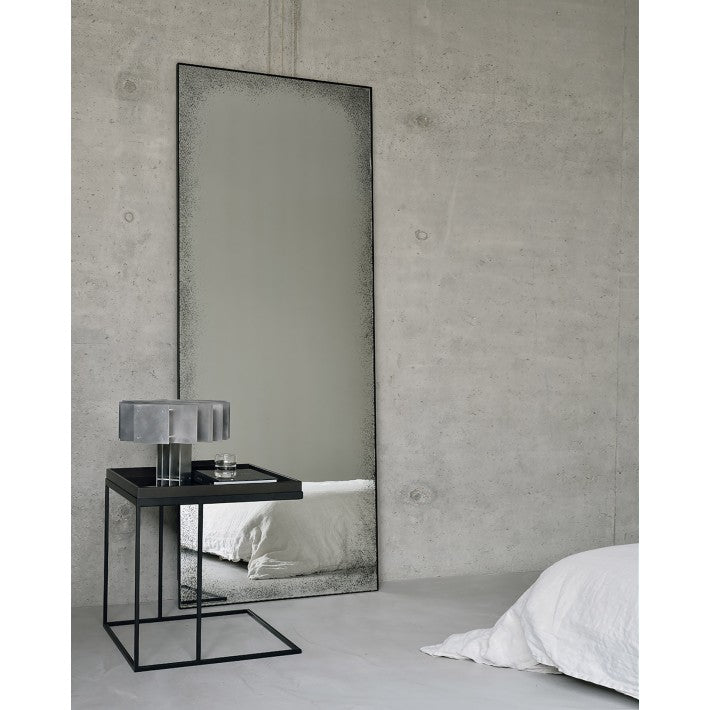 Espejo de piso transparente en hierro de Ethnicraft - detalle | Nomad Interiors