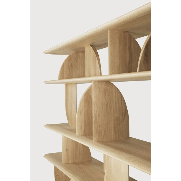 Estantería Geometric en roble de Ethnicraft - vista 6 | Nomad Interiors
