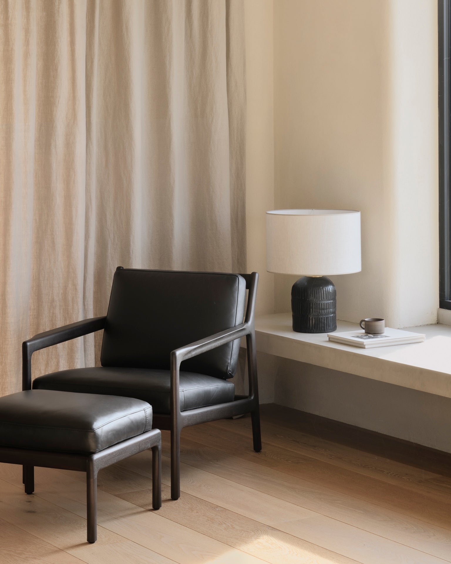 Sillón Jack en  piel Carbone de Ethnicraft - detalle | Nomad Interiors