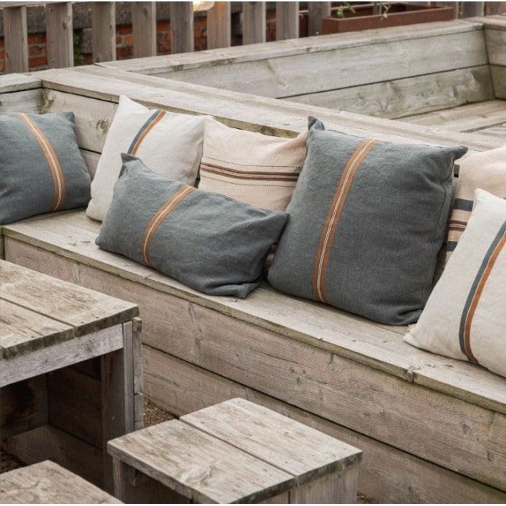 Funda cojín Atlas Natural en lino y piedra de LIBECO - ambiente | Nomad Interiors
