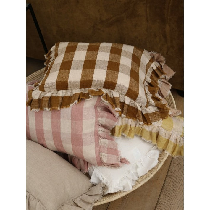 Funda de cojín Boho Frangé Vichy Cottage Nude en lino de Maison de Vacances - ambiente | Nomad Interiors