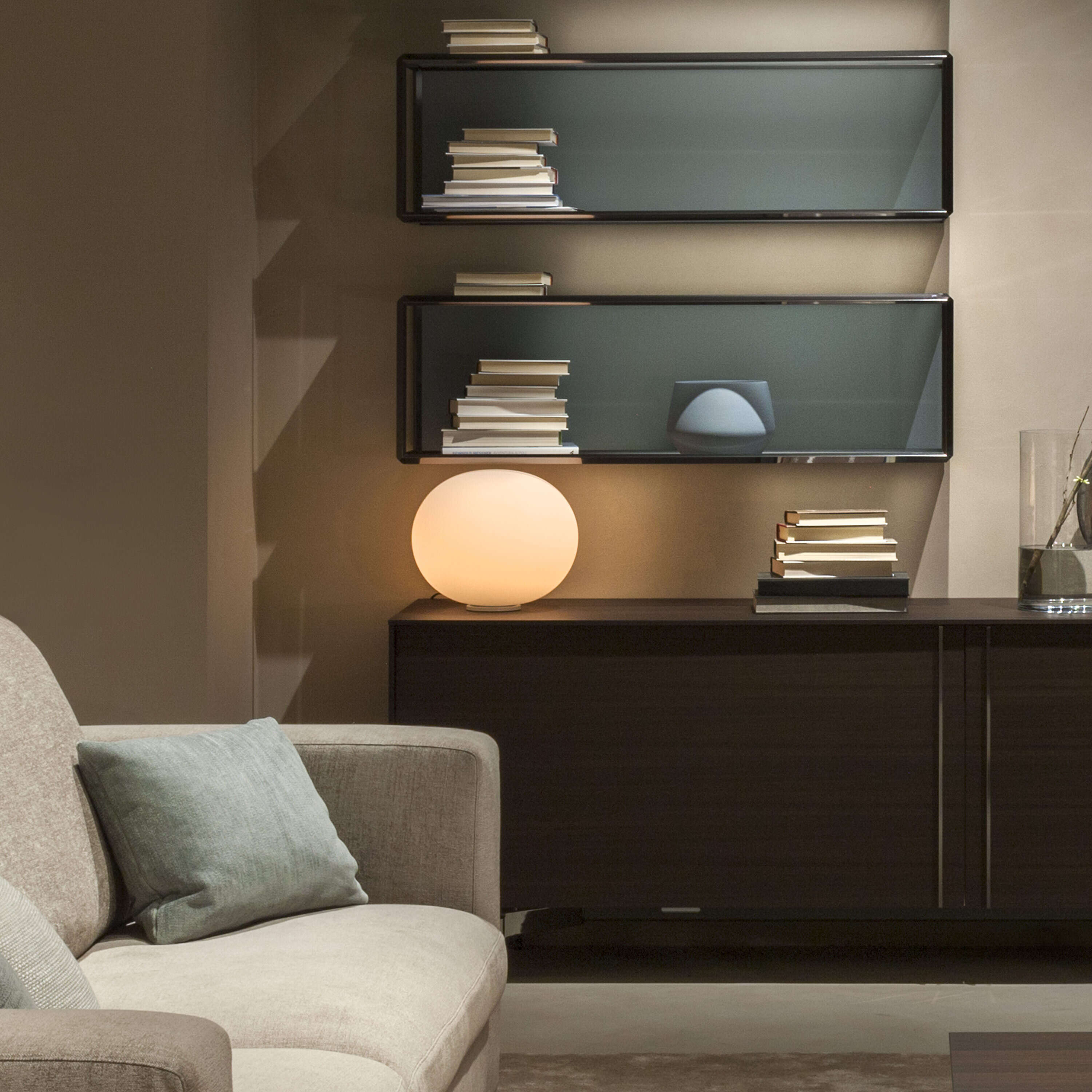 Glo-Ball Basic en lino y cristal de Flos - detalle | Nomad Interiors