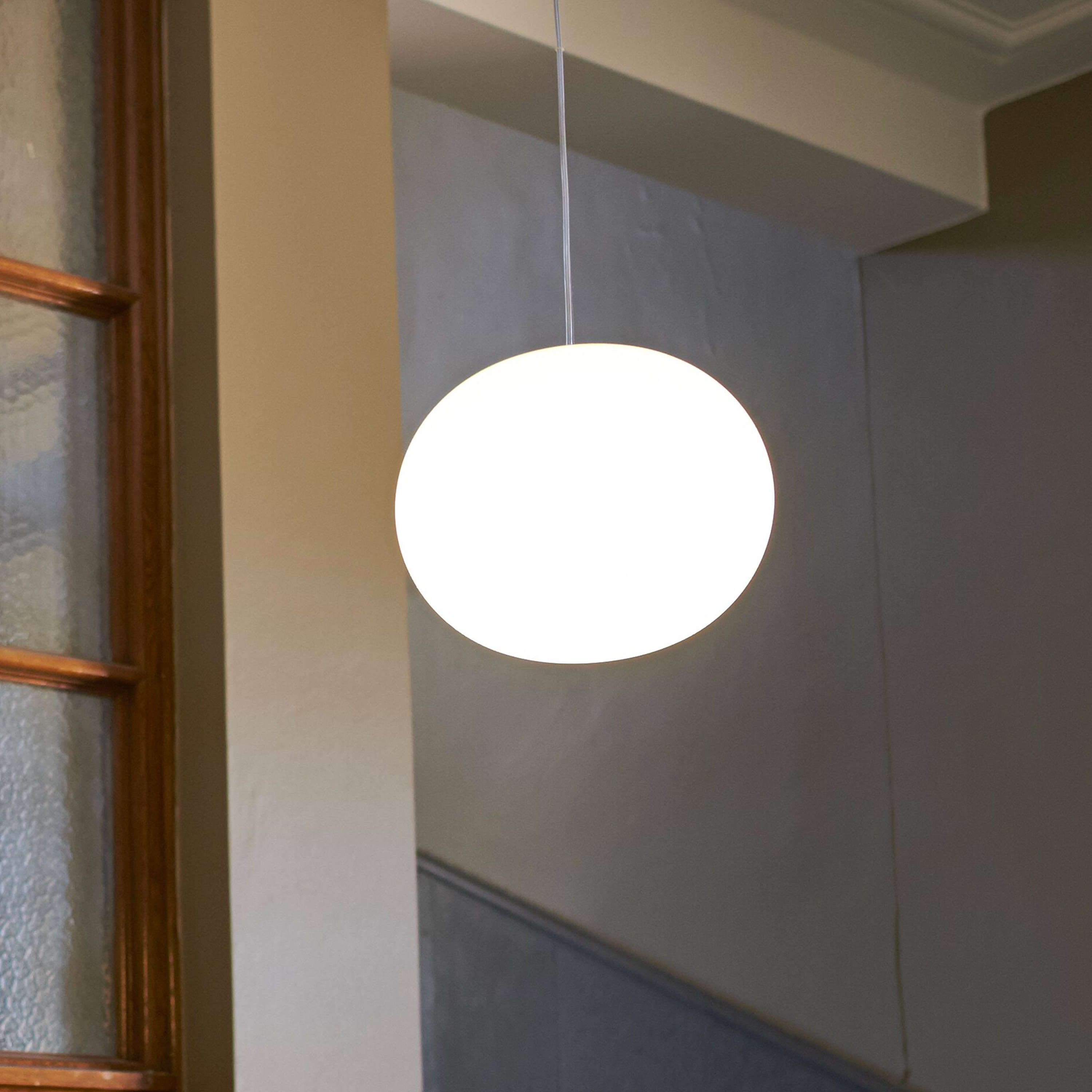 Lámpara Glo-ball Suspensión en acero y cristal de Flos - vista lateral | Nomad Interiors
