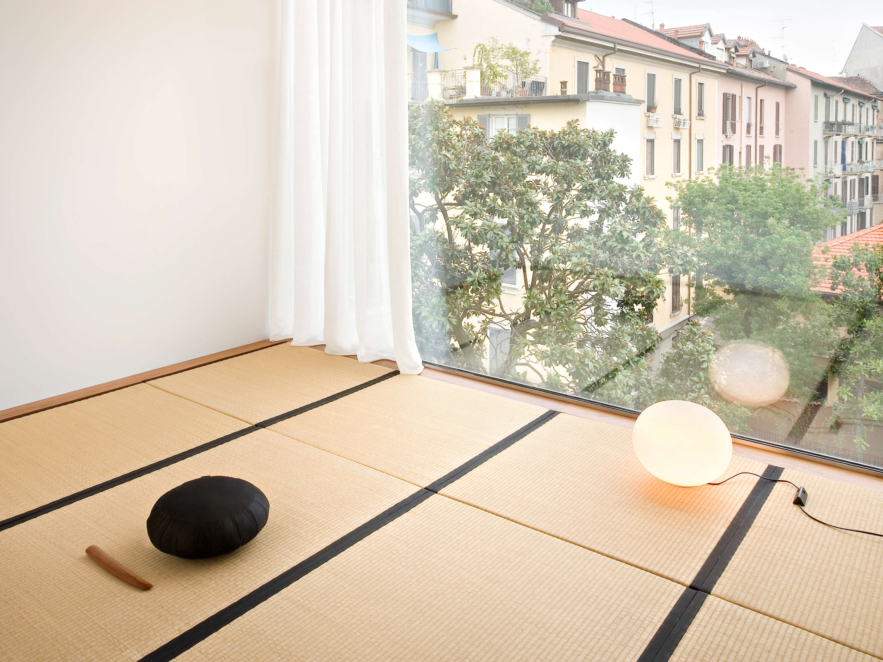 Glo-Ball Basic en lino y cristal de Flos - ambiente | Nomad Interiors