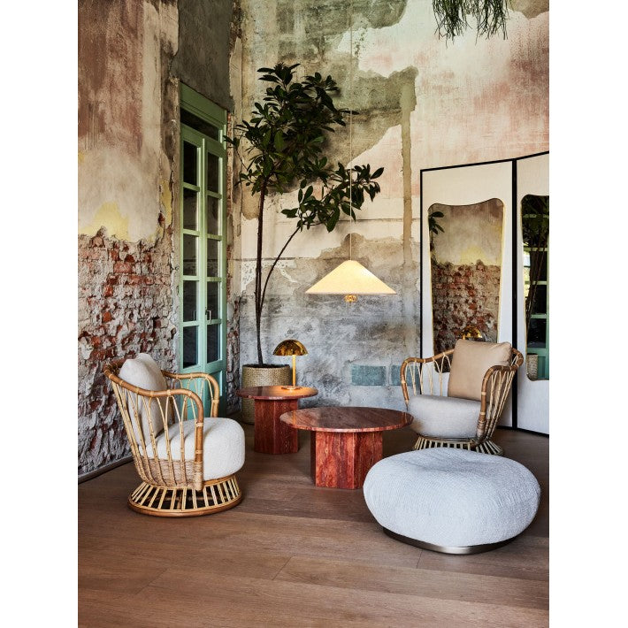Lámpara 1967 en latón de Gubi - textura | Nomad Interiors