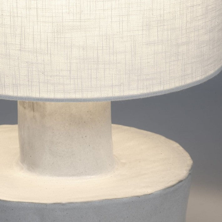 Lámpara de mesa Catherine en lino y cerámica de Serax - vista 6 | Nomad Interiors