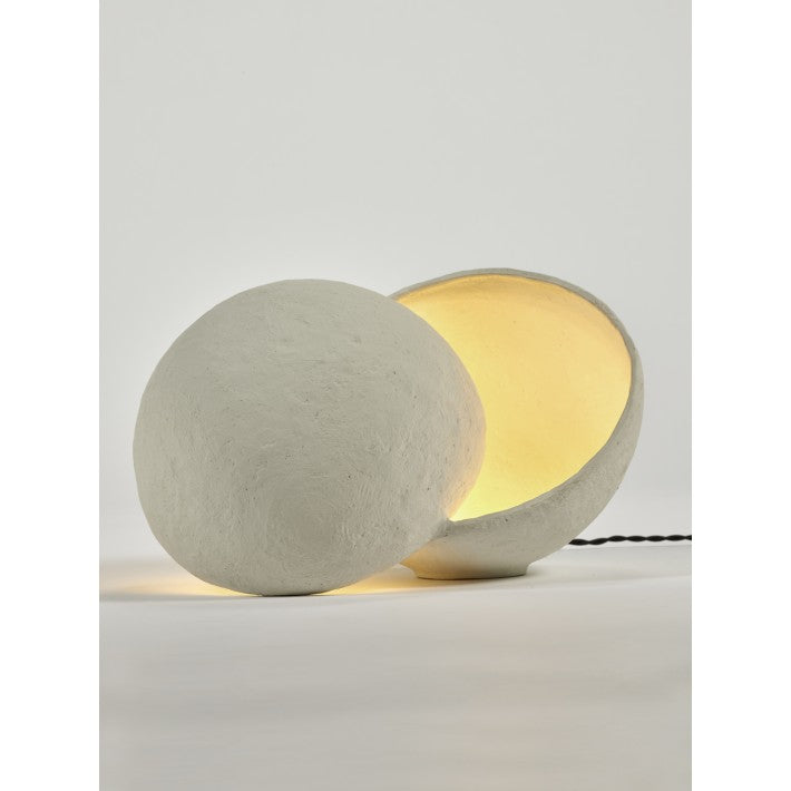 Lámpara de mesa M - WHITE EARTH de Serax - ambiente | Nomad Interiors