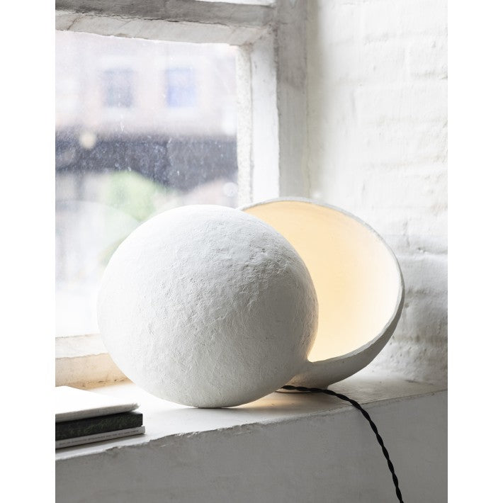 Lámpara de mesa M - WHITE EARTH de Serax - vista lateral | Nomad Interiors