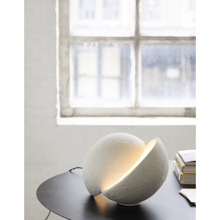 Lámpara de mesa M - WHITE EARTH de Serax - detalle | Nomad Interiors