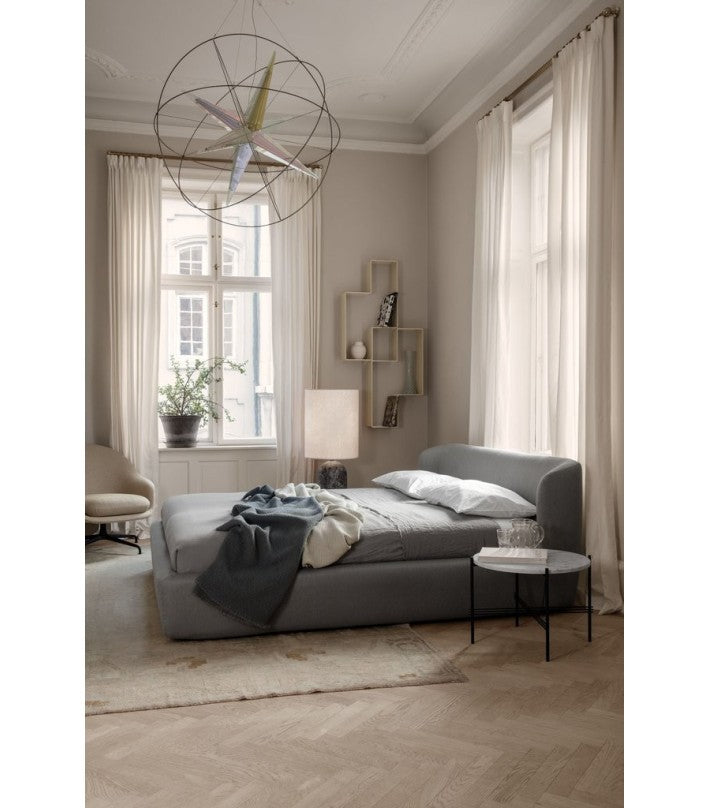 Lámpara Gravity XL High Blanco de Gubi - ambiente | Nomad Interiors