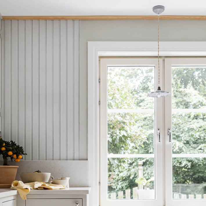 Lámpara Gustav gris claro en latón y hierro de Nomad Home - ambiente