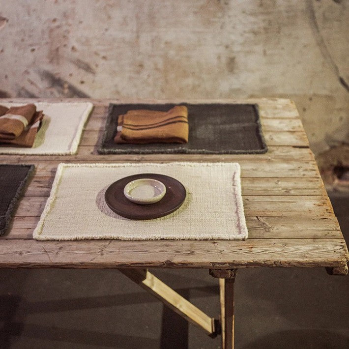 Mantel individual Jasper Place Natural en lino y lana de LIBECO - vista lateral | Nomad Interiors