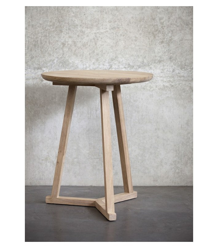 Mesa Auxiliar Tripod Roble Natural de Ethnicraft - detalle | Nomad Interiors