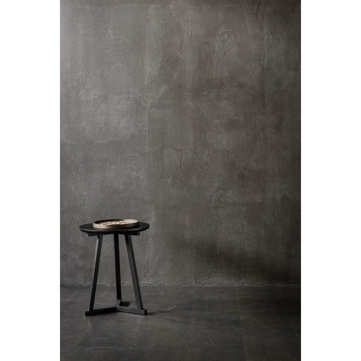 Mesa Auxiliar Tripod Roble Negro de Ethnicraft - detalle | Nomad Interiors