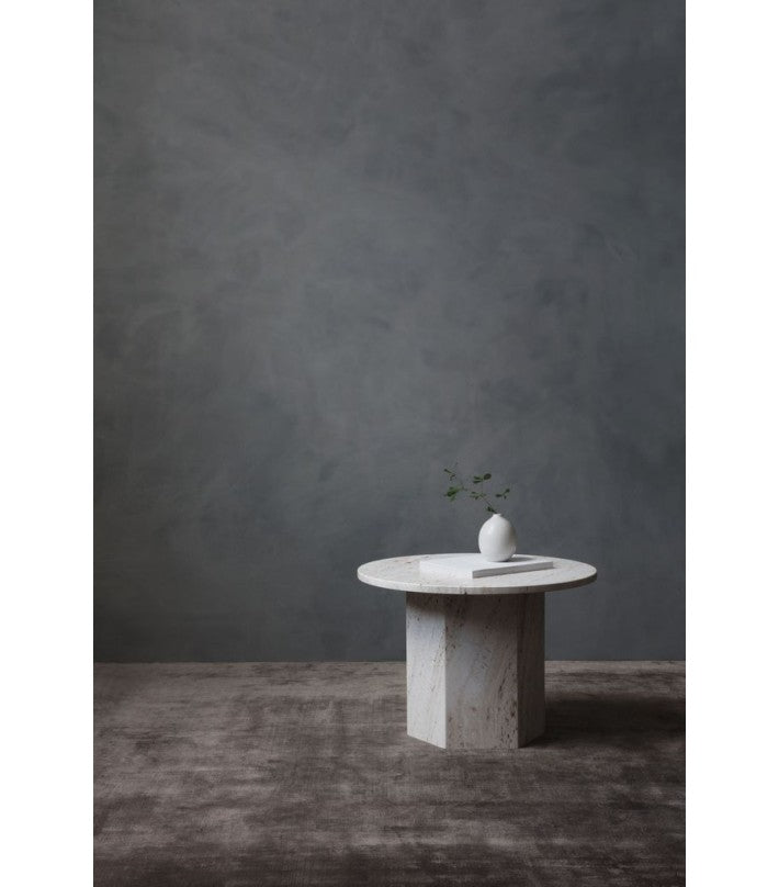 Mesa centro Epic Travertino Gris en mármol de Gubi - vista lateral | Nomad Interiors