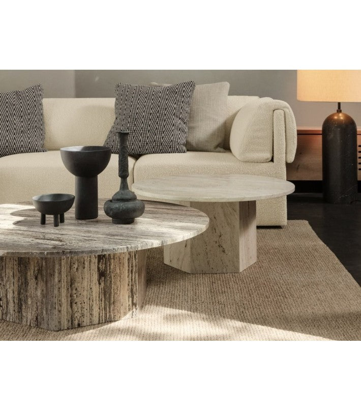 Mesa centro Epic Travertino Rojo en mármol de Gubi - ambiente | Nomad Interiors
