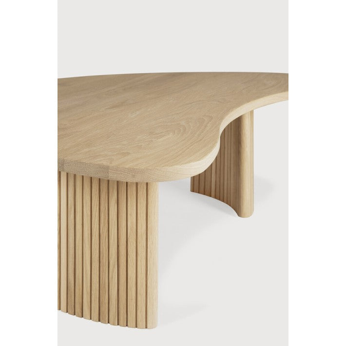 Mesa de Centro Boomerang en roble de Ethnicraft - vista lateral | Nomad Interiors