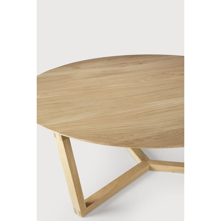 Mesa de centro Tripod en roble y madera de Ethnicraft - ambiente | Nomad Interiors