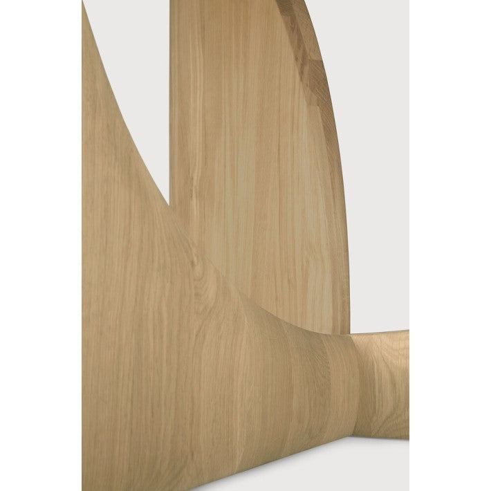 Mesa de comedor Geometric en roble de Ethnicraft - vista 8 | Nomad Interiors
