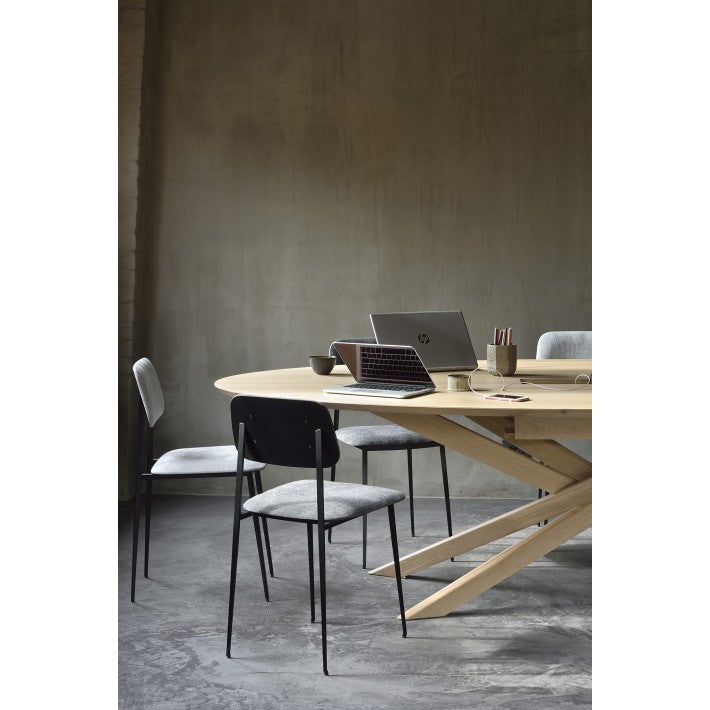 Mesa de reunión Mikado oval en roble y madera de Ethnicraft - vista 11 | Nomad Interiors