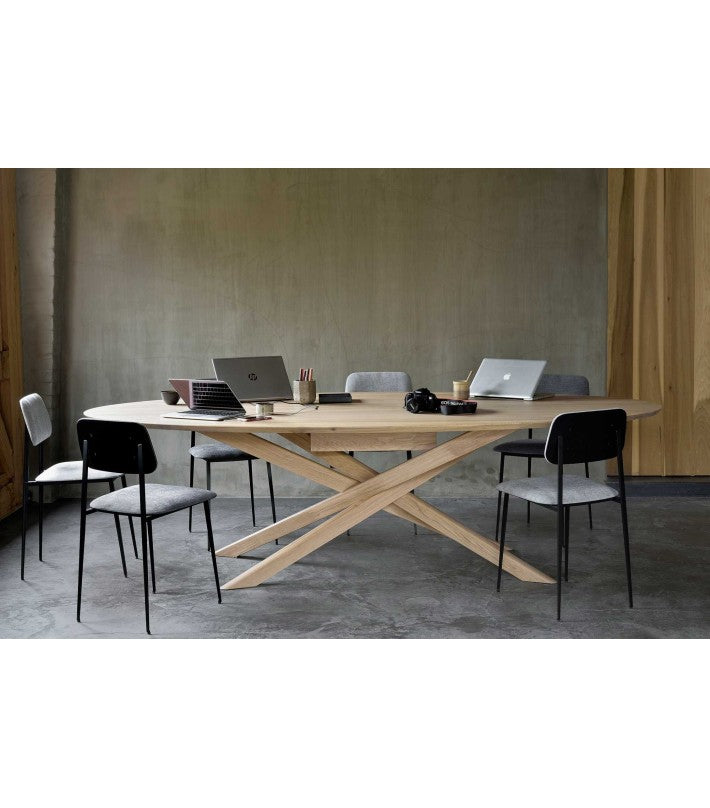 Mesa de reunión Mikado oval en roble y madera de Ethnicraft - vista 9 | Nomad Interiors