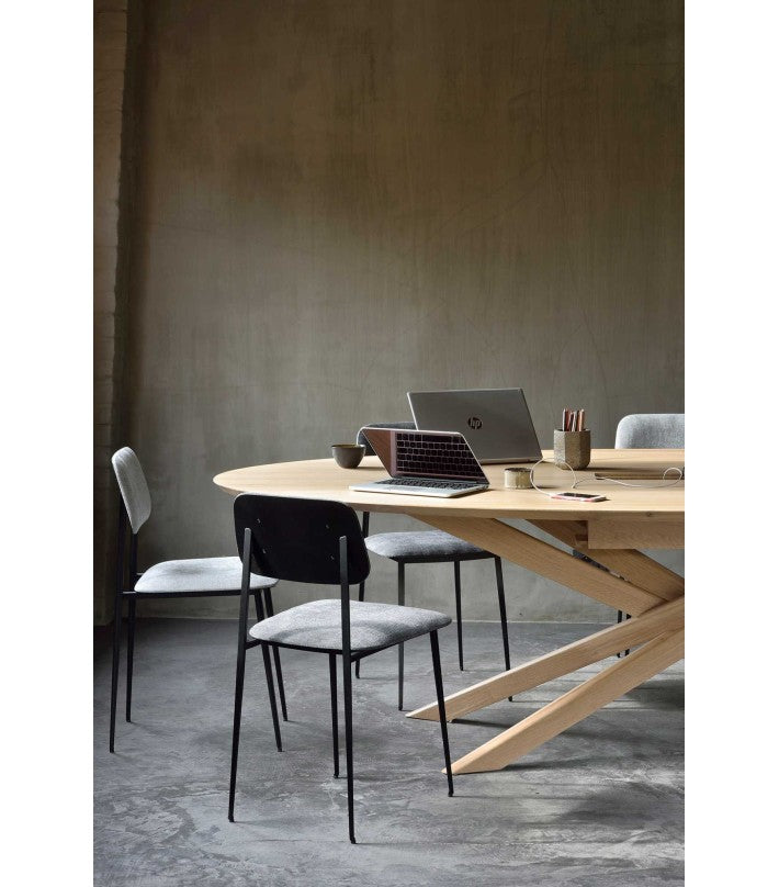 Mesa de reunión Mikado oval en roble y madera de Ethnicraft - vista 8 | Nomad Interiors