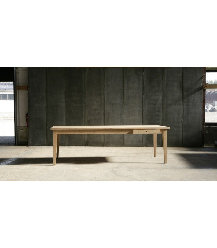 Mesa Palmer en roble y madera de Nomad Home - ambiente