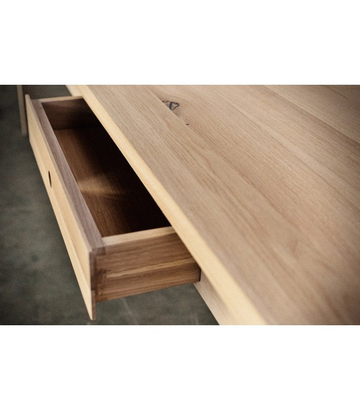 Mesa Palmer en roble y madera de Nomad Home - vista lateral