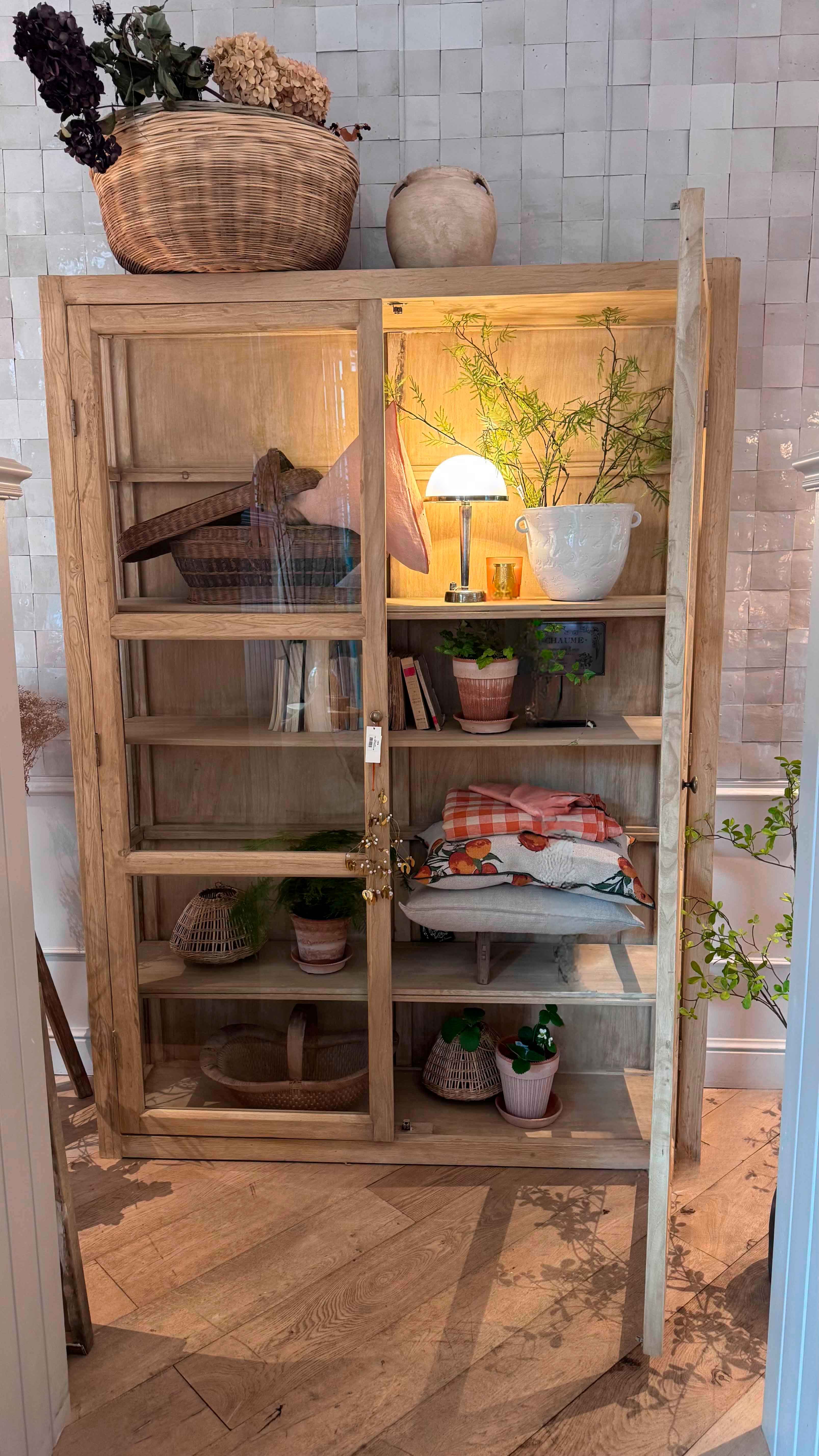 Vitrina de cristal vintage en madera antigua