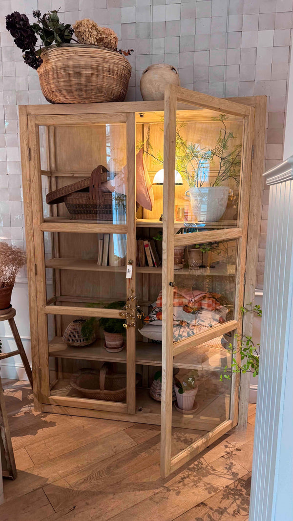 Vitrina de cristal vintage en madera antigua