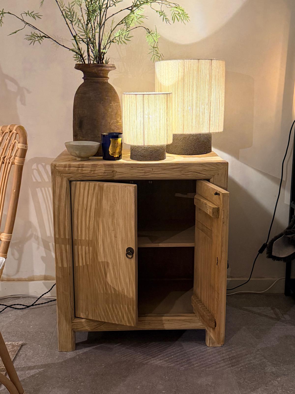 Detalle del Cabinet vintage de madera de olmo reciclada con 2 puertas