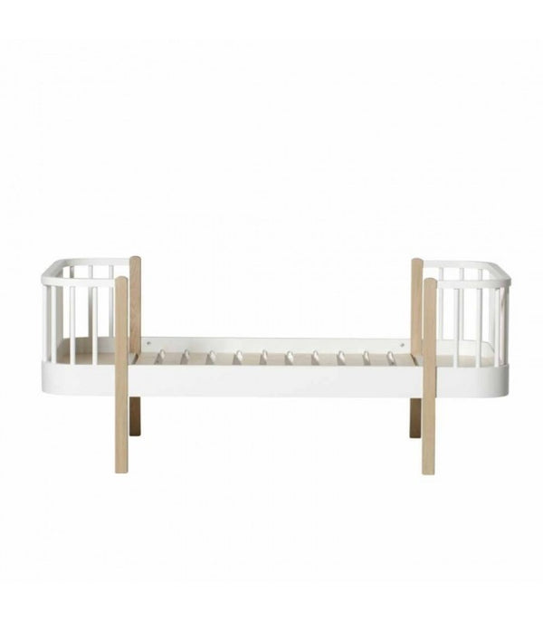 Cama de madera blanca