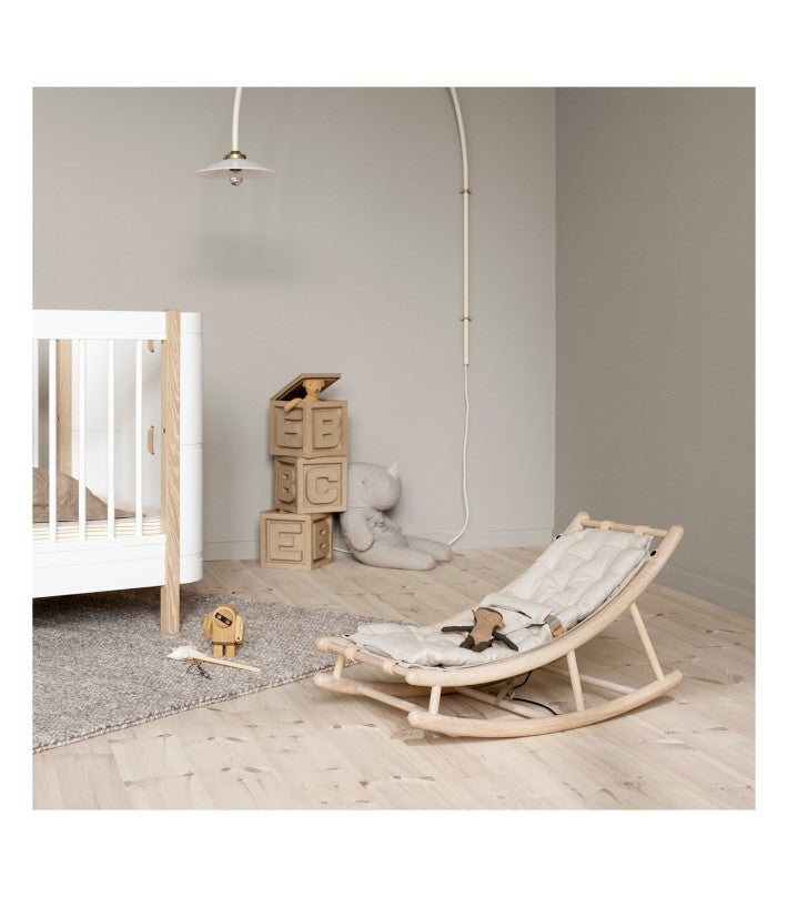 Oak Baby & Toddler Rocker Natural en algodón y roble de Oliver Furniture - vista lateral | Nomad Interiors
