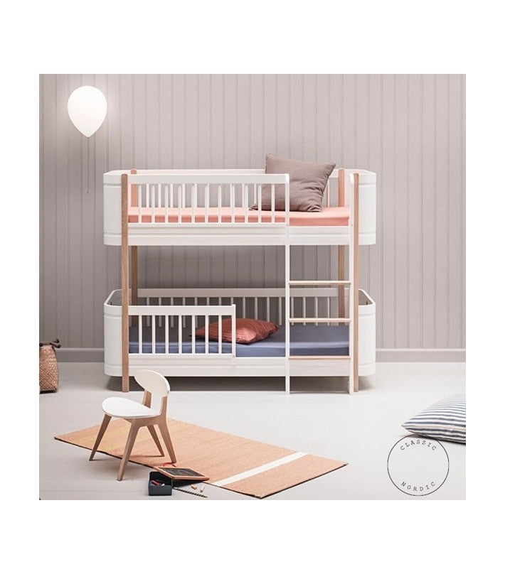 WOOD MINI+ LOW BUNK BED, WHITE/OAK en roble de Oliver Furniture - vista 7 | Nomad Interiors
