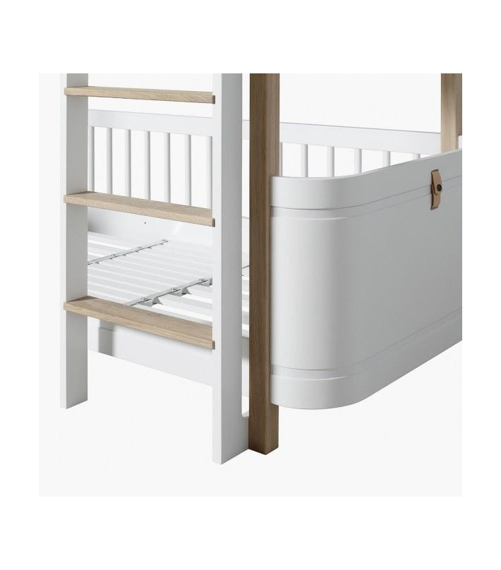 WOOD MINI+ LOW BUNK BED, WHITE/OAK en roble de Oliver Furniture - vista 6 | Nomad Interiors