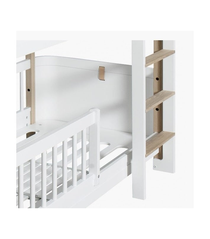 WOOD MINI+ LOW BUNK BED, WHITE/OAK en roble de Oliver Furniture - textura | Nomad Interiors